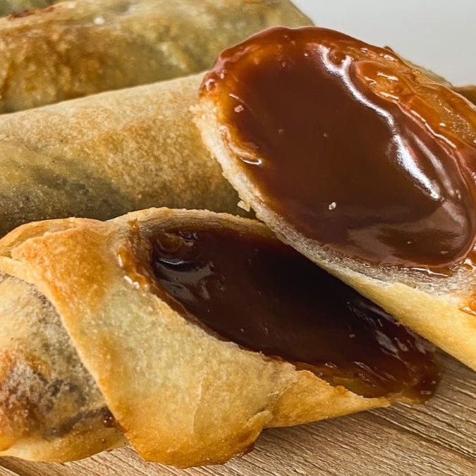 Harumaki de Chocolate com Amendoim (2 unidades) Delicioso rolinho primavera recheado com chocolate cremoso e amendoim crocante, frito até ficar dourado. Uma sobremesa irresistível, perfeita para quem adora a combinação de doce com crocância.