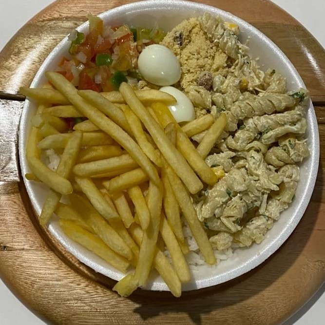 Aipim frito,arroz,molho,farofa,maionese ou macarronese,2 ovos de codorna e um espeto