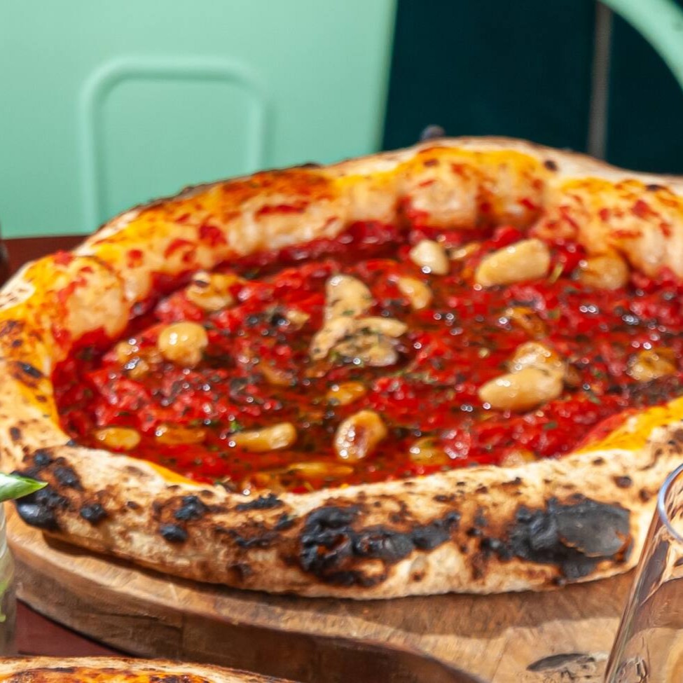 Massa em fermentação natural, molho de tomate, alho confitado e manjericão