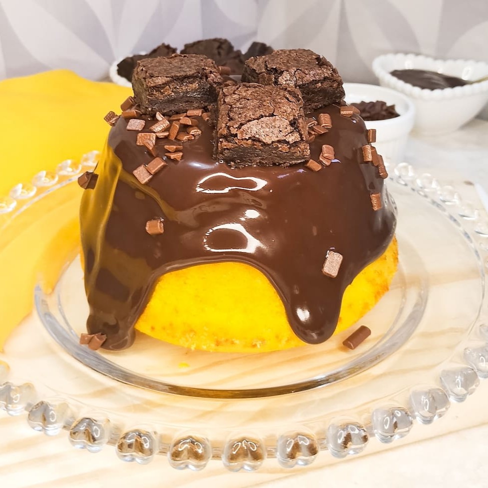 Delicioso Bolo, feito com massa de cenoura com iogurte, recheio e cobertura de brigadeiro gourmet de chocolate super cremoso. Finalizado com granule e brownies.  serve até pessoas , 350 g aprox