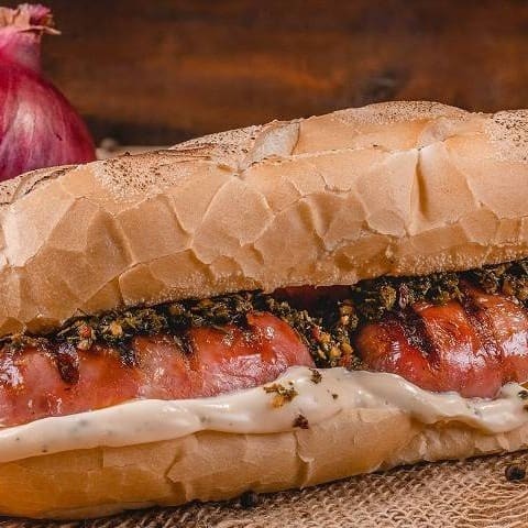 Pão francês, linguiça defumada, queijo mussarela, maionese, cebola crispy e geleia de pimenta.