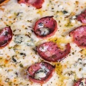Deliciosa e perfeita pizza de calabresa com pedaços de queijo gorgonzola (30cm)