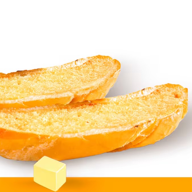 Uma reinvenção do tradicional, oferecendo uma experiência única de sabor e textura. Prove nosso delicioso pão estilo baguete, que se entrega à crocância perfeita. Complementado com a suntuosidade da manteiga fresca, aplicada na medida certa para um equilíbrio delicioso. Essa combinação cria um deleite para o paladar, transformando um simples café da manhã ou lanche da tarde em um momento especial do seu Dia.