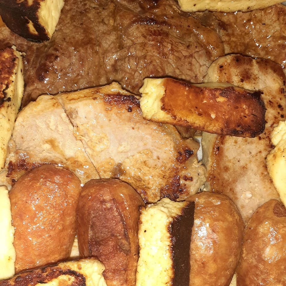 Churrasco Big Especial: Uma combinação irresistível de contra-filé suculento, filé de frango tenro, carne suína bem temperada e linguiça de pernil saborosa, acompanhada de Queijo Coalho grelhado. O prato é realçado por acompanhamentos tradicionais como arroz branco soltinho, feijão caseiro, batatas fritas crocantes e farofa dourada. Para completar, um molho à campanha fresco e aromático. Este prato, pertencente à categoria 'Pratos Big Especiais', serve até 4 pessoas, tornando-se uma escolha perfeita para compartilhar momentos especiais.