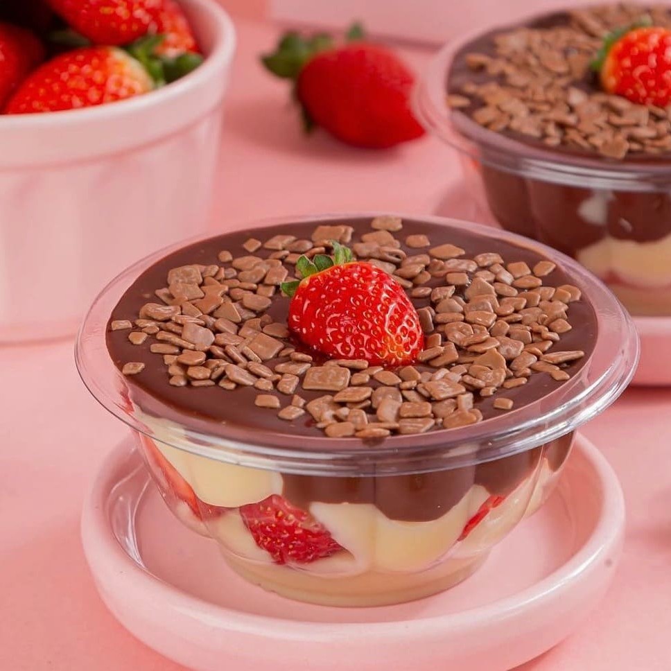 Brigadeiro cremoso, creme de moça e morangos frescos em camadas irresistíveis.