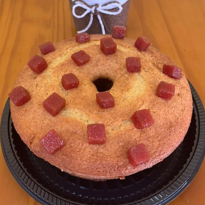 Massa de fubá com pedaços de goiabada. Aproximadamente 550gr.