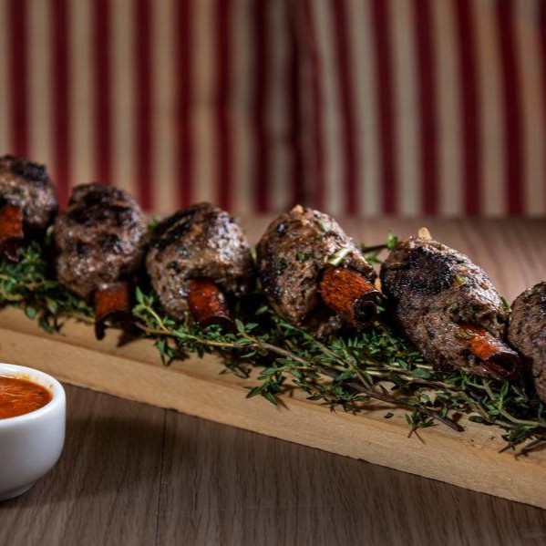 Acompanha um molho da casa