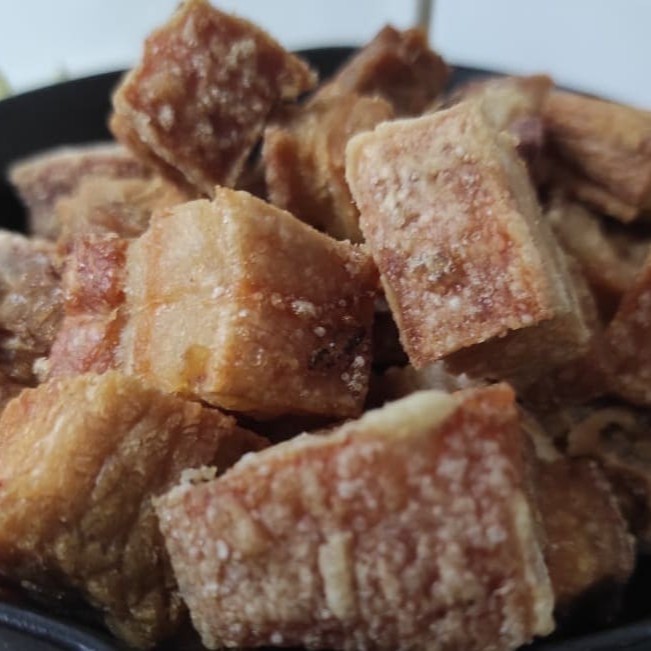 Deliciosa  porção de torresmo crocante  Experimente  essa explosão de sabores  e escolha um molho exclusivo da casa. Surpreenda-se!