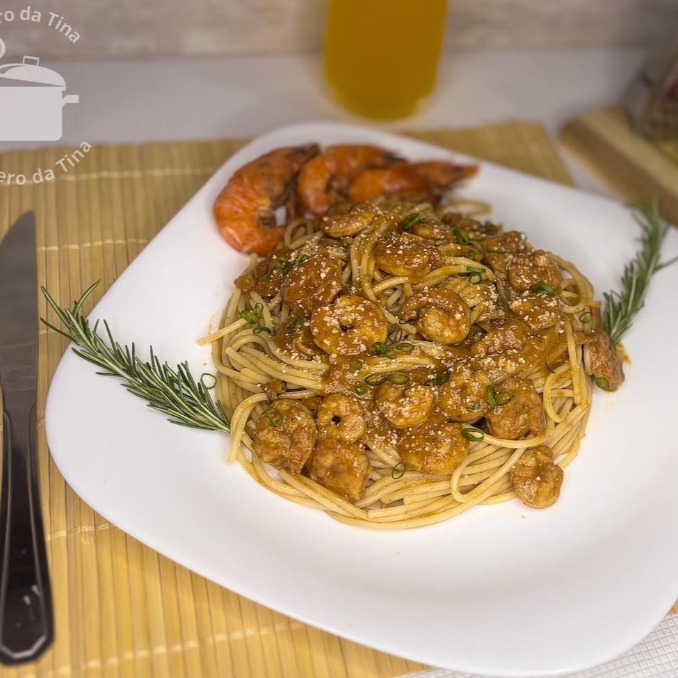 Uma deliciosa massa de espaguete ao molho de camarão, finalizado com manjericão e queijo ralado.