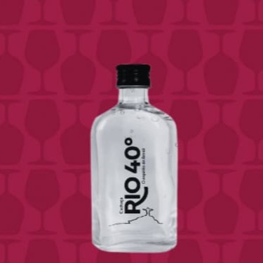 Originada da destilação do mosto do caldo-de-cana fresco fermentado por leveduras selecionadas. A iguaria é feita dentro dos mais rigorosos processos de separação, com a captação apenas do coração da cachaça. Esta bebida de alambique é descansada em dornas de inox por no mínimo seis meses, sofrendo a oxidação necessária para atingir um aroma equilibrado e um sabor levemente ardido, que remetem ao suave adocicado da cana-de-açúcar. Este processo, predominantemente artesanal, proporciona uma experiência de excelência sensorial que caracteriza a bebida do Brasil.