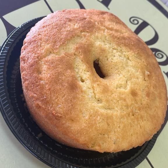 Massa com suco e raspas de casca de laranja in natura. Aproximadamente 550gr.