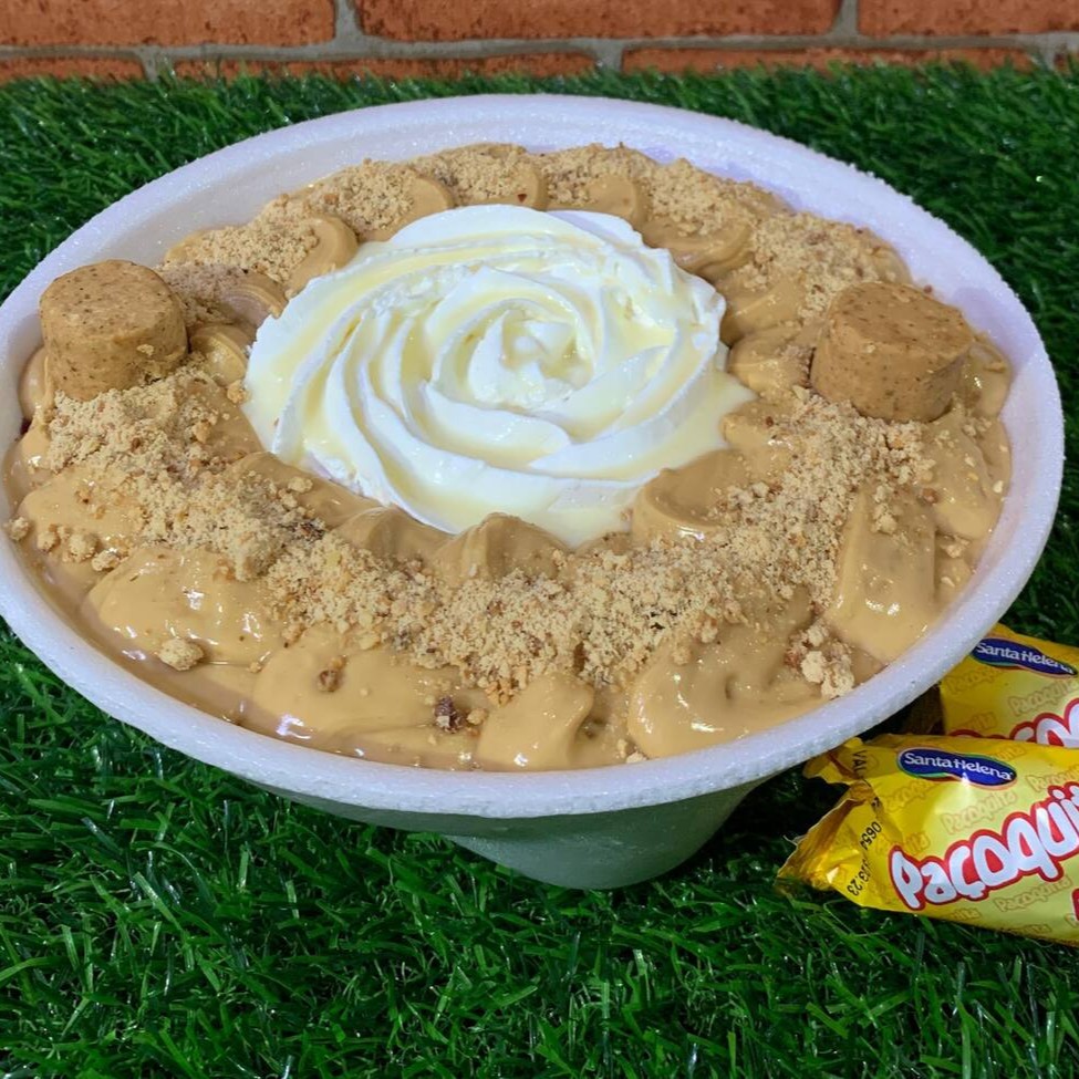 Delicioso Açai com creme de amendoim, farofa de paçoquita, 2 pedaços de paçoca por cima com calda de leite condensado e Chantilly.