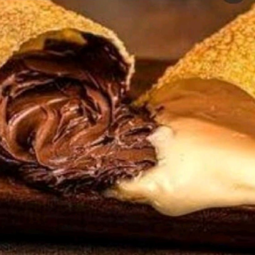 O Pastel de Chocolate é uma irresistível opção da categoria doce. Nesse pastel, oferecemos a opção de escolha do chocolate de sua preferência e até a combinação de chocolates. Nosso famoso 2 amores: chocolate ao leite com chocolate branco; ou até mesmo o 3 amores, sendo adicionado doce de leite. Oferecemos a opção de ser feito com um recheio forneável irresistivelmente cremoso ou com pedaços generosos de chocolate em barra de sua preferência.