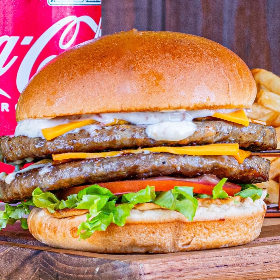 Pão de brioche, 2 carnes, 2x queijo, salada e maionese especial Lanches saborosos e quentinhos preparados com todo o capricho para atender a sua fome. _ _#Hamburguer #Xis #Hotdog #Cachorroquente #pernil #calabresa #Bauru #Frango #Carne #Combo