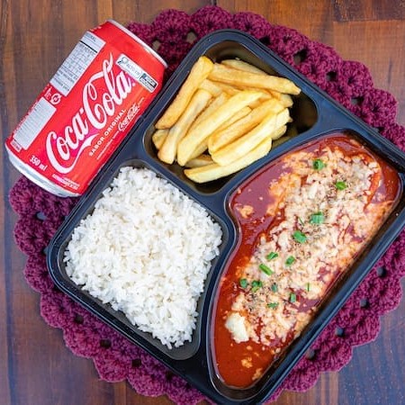 Saboreie o nosso 'Combo Perfeito - Marmita com Fritas & Coca', um conjunto supremo para alegrar o seu Dia. O protagonista deste prato é um tenro filé de frango à parmegiana, cuidadosamente empanado e revestido com queijo derretido e um robusto molho de tomate, temperado à primorosidade. Complementam o prato um arroz branco leve e solto, e uma generosa porção de batatas fritas, douradas ao ponto certo e efervescentemente crocantes. Para arrematar, uma Coca-Cola 310ml super gelada, com borbulhas que proporcionam uma sensação refrescante, garantindo uma refeição completa e de sabor inigualável. Uma marmita que oferece conforto e prazer a cada garfada.