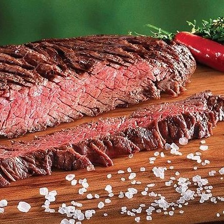 Corte nobre situado entre a fraldinha e a costela, com a qualidade Angus - aproximadamente 300g
acompanha farofa de bacon, molho bbq e molho à campanha.