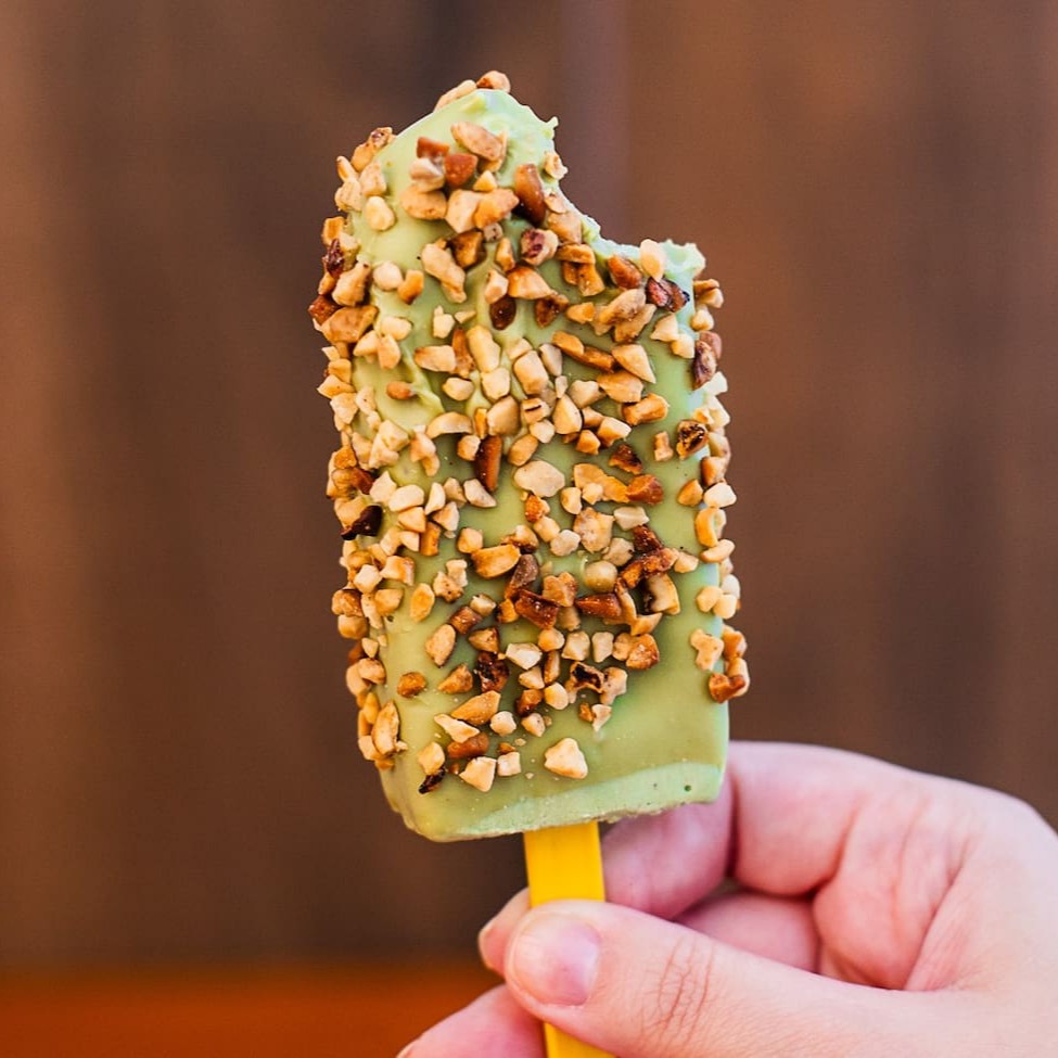 Na compra de 3 picolés de pistache você ganha creme de pistache e castanhas para que a experiência fique melhor ainda.