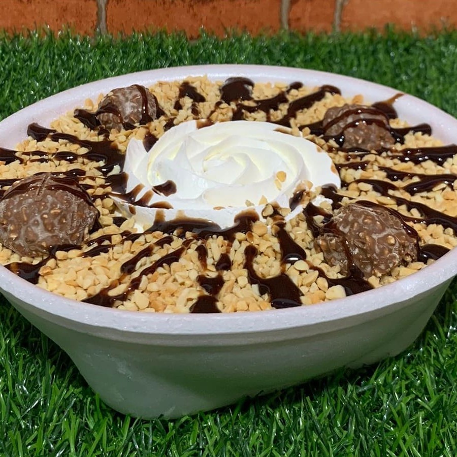 Delicioso Açai com Creme de avelã, bombom ferrero rocher, amendoim, calda de chocolate e chantilly.
