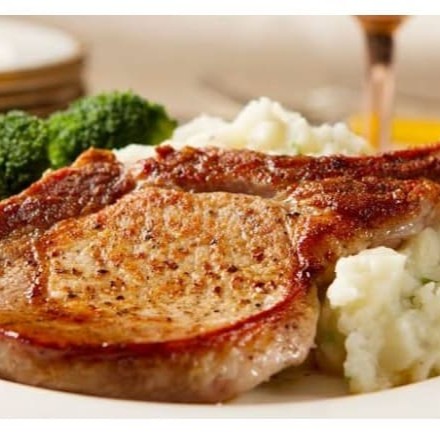 Acompanha arroz, feijão, e farofa