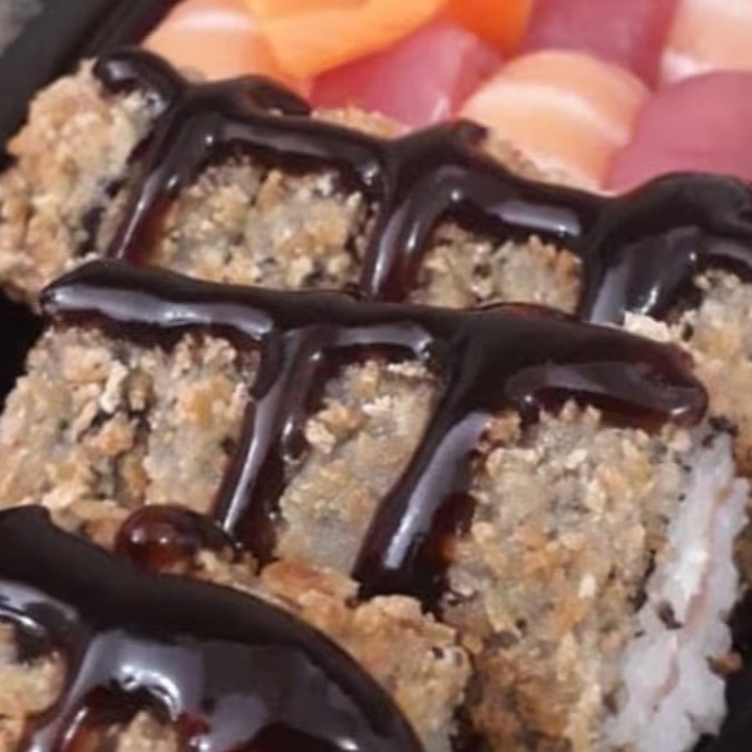 4 sushi atum - 4 sushi salmão - 4 sushi skin - 12 hot Philadelphia