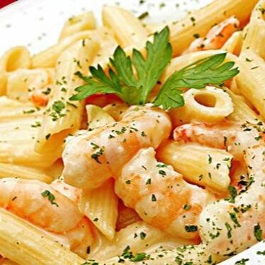 Massa penne, com delicado molho de camarões frescos, tomate cereja, manjericão e azeite.