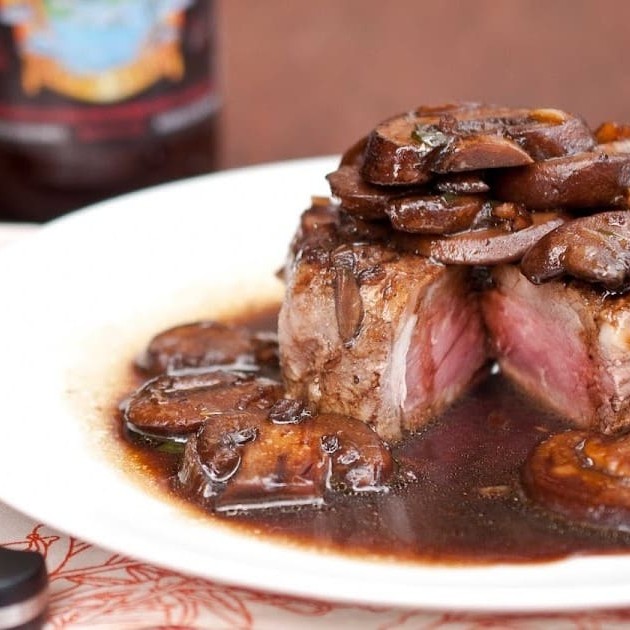 Um suculento entrecôte, envolto em um molho de cerveja preta rico e saboroso. Acompanhado por um aligot cremoso que derrete na boca, essa combinação traz uma experiência sofisticada e irresistível.