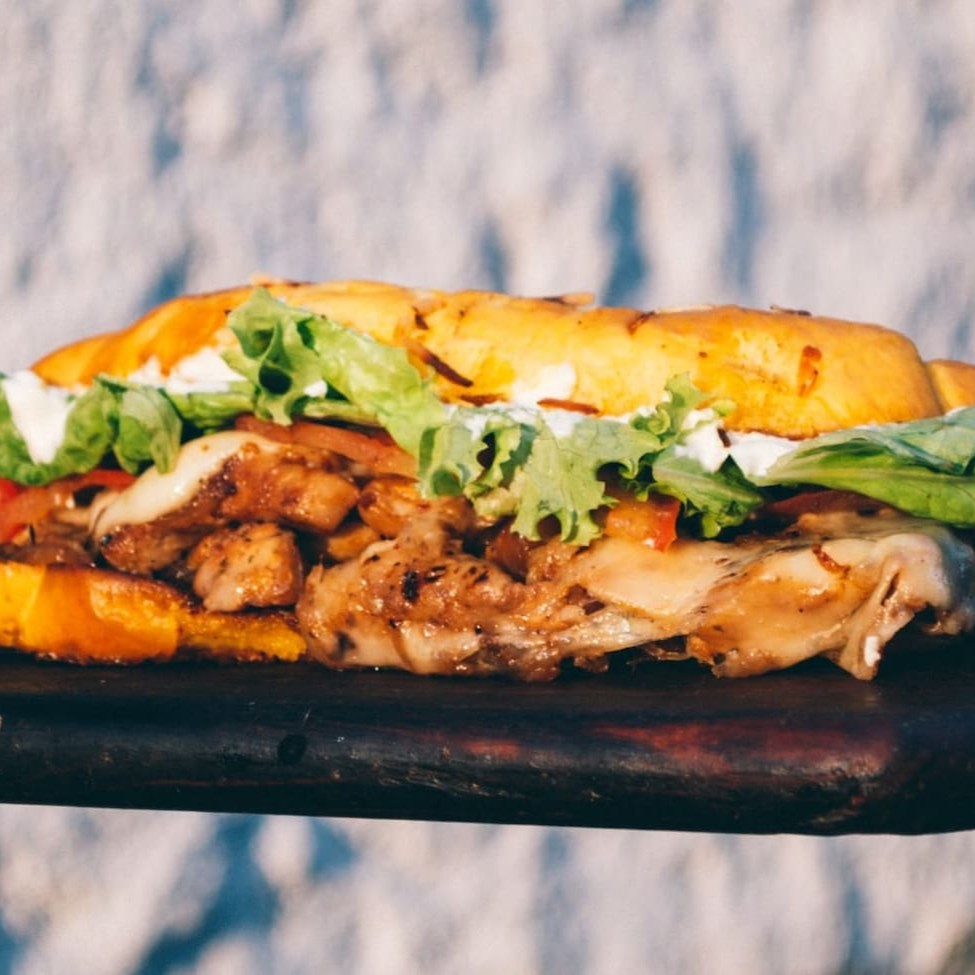 Pão Baguete De  Alho, Parmesão selado na Manteiga, Filé de Frango temperado e Cortadinho, Queijo,Bacon em Cubos,Cream Cheese, Alface, Tomate e Maionese Caseira Temperada.