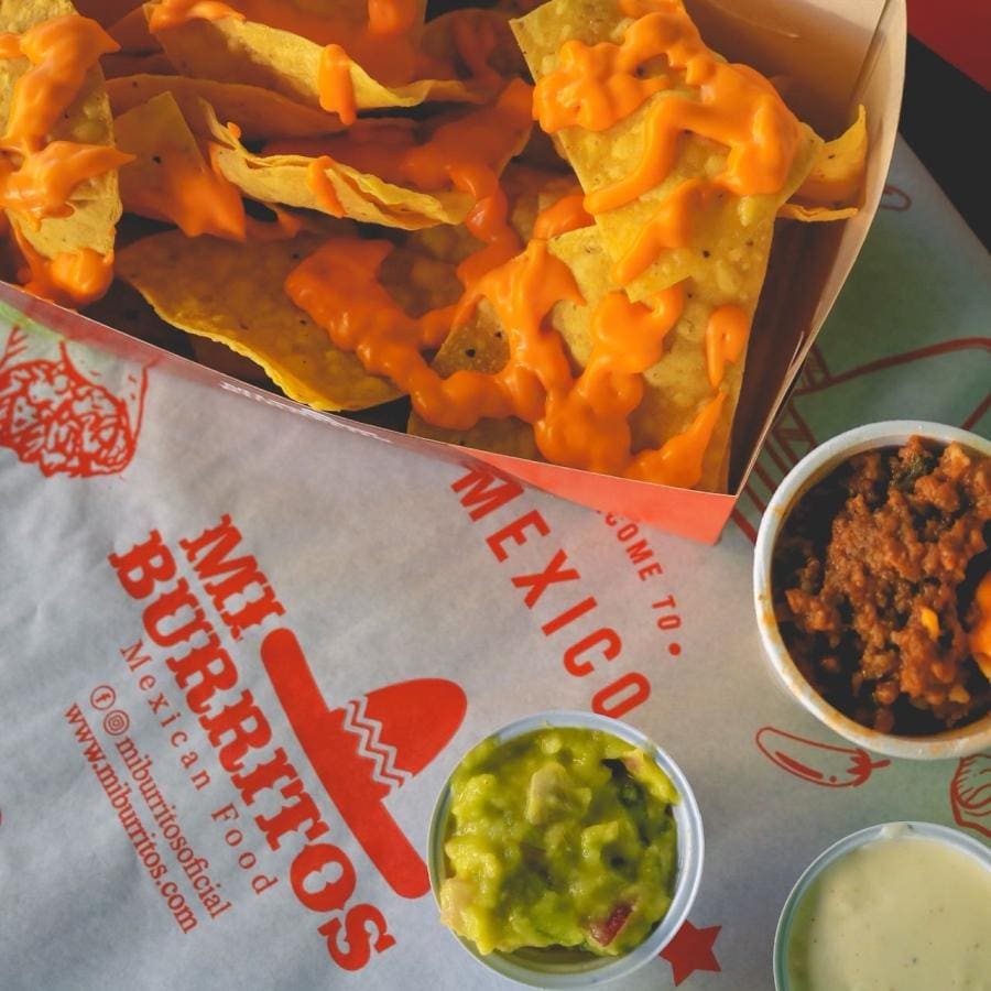 Deliciosa porção de nachos fresquinhos e crocantes levemente temperados para um momento de satisfação a moda mexicana. Acompanha chilli beans. Os molhos vão separadamente para que vc coloque-os da forma que preferir em casa, garantindo uma experiência inigualável. Agora com uma novidade incrível, é vc quem escolhe os molhos de sua preferência