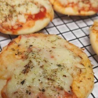 Pacote com 12 unidades da nossa deliciosa mini pizza pré assada de mussarela