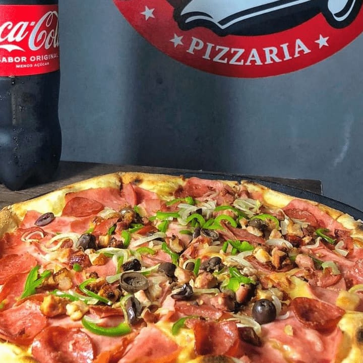 Deliciosa massa artesanal, molho artesanal, bastante queijo, presunto ,calabresa, bastante bacon, pimentão, cebola, azeitona e orégano. Tamanho Gg com 8 pedaços!!