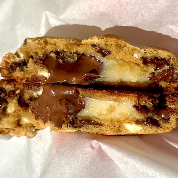Cookie de baunilha com muitas gotas de chocolate ao leite e branco recheado com Nutella, brigadeiro branco e leite Ninho em pó :) A Cake Shot não altera e/ou adiciona ingredientes aos produtos já formulados. Escrevemos bilhetes Apenas na compra do mesmo que está disponível no começo do cardápio. - 120g Cookie recheado - Nutella - Ninho com Nutella - Entrega grátis - Promoção
