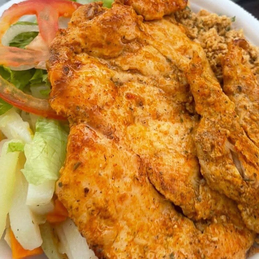 Acompanha Arroz, feijão, farofa + 2 complementos