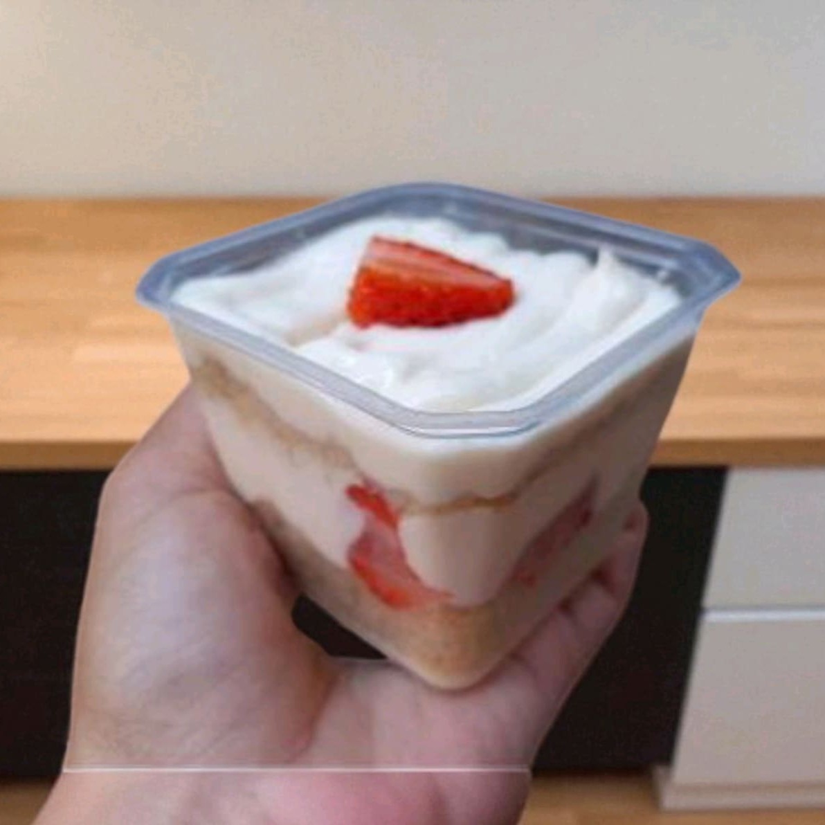 Bolo no pote de massa branca recheado com creme de Ninho e morangos frescos