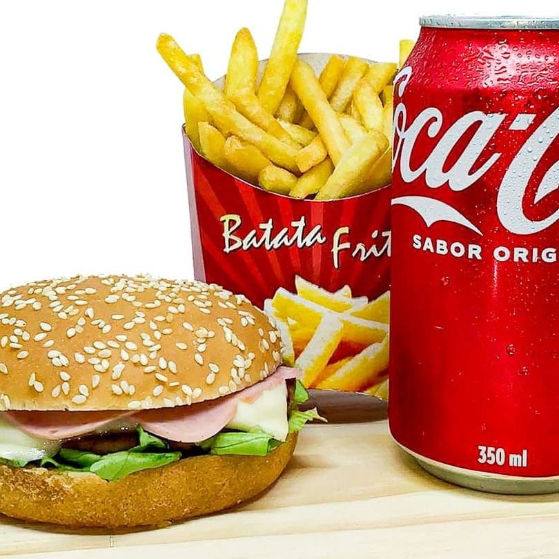 Delicie-se com o nosso Combo Caçulinha com Coca-Cola. Um hambúrguer suculento, feito com carne de alta qualidade, acomodado em um pão macio e fresco. Acompanhado de uma generosa camada de maionese cremosa, alface crocante, queijo derretido e presunto saboroso. Para completar, uma porção de batatas fritas crocantes e uma refrescante Coca-Cola em lata. Uma combinação perfeita para satisfazer o seu paladar!