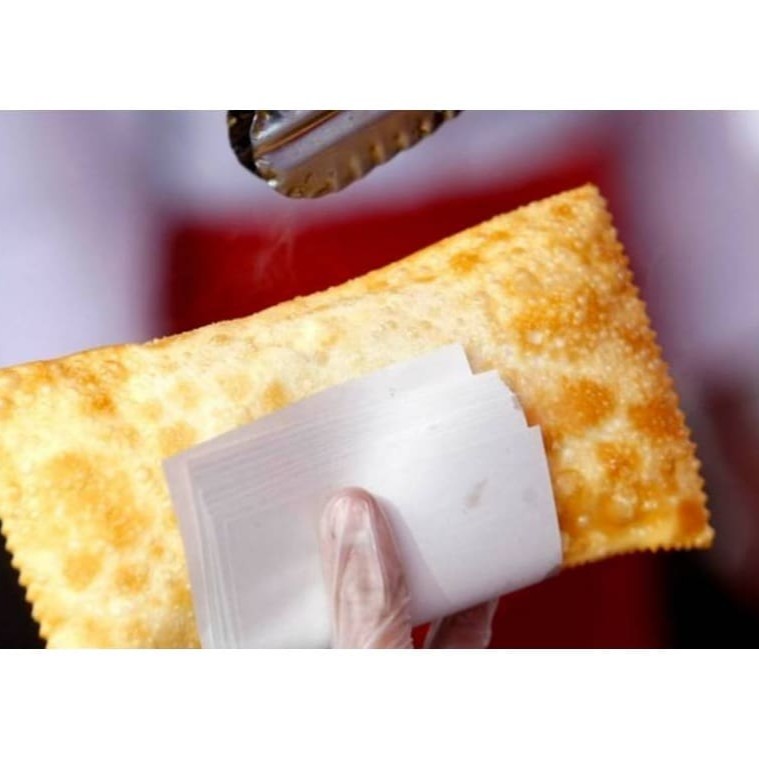 Pastel de calabresa com cream cheese tamanho tipo de feira.