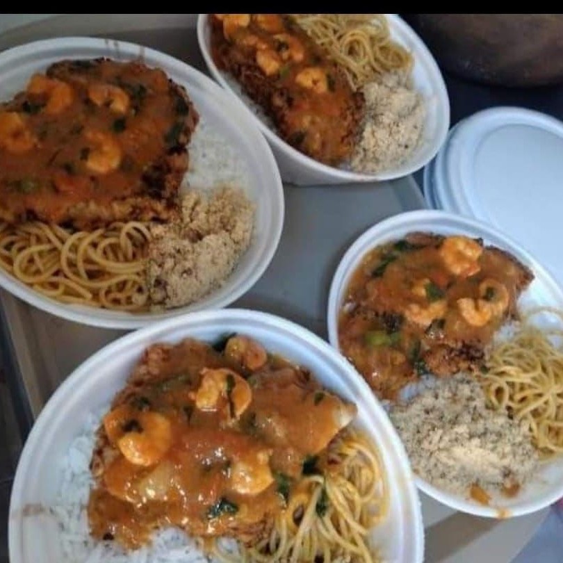 Arroz feijão macarrão e farofa, molho de camarão com camarão