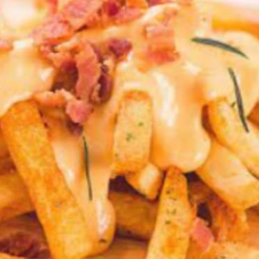 Batata fininha de 7 milímetros, com queijo muçarela e bacon frito por cima. Batata de qualidade!