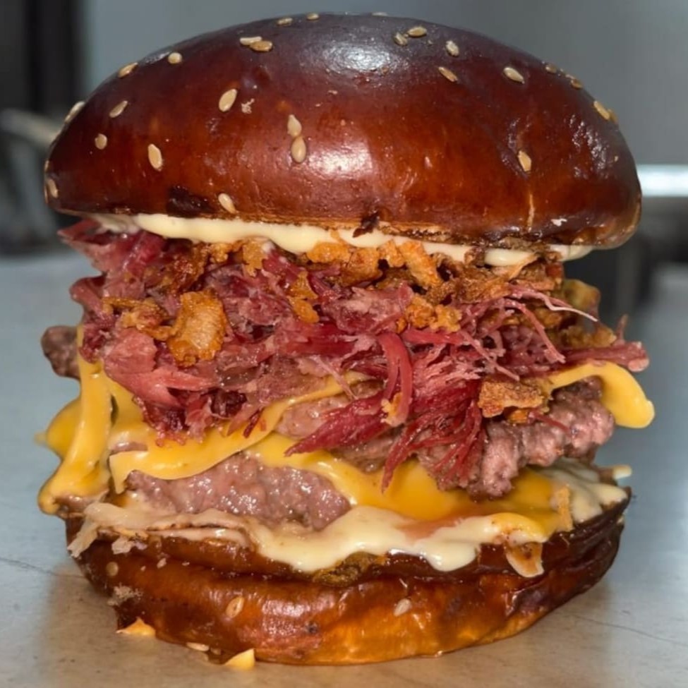 Esse você nunca viu igual! Pão prime com crosta de parmesão ralado na hora nas fatias, mais o tradicional blend angus, carne seca da casa desfiada, fatias de queijo prato, cebola crocante e molho de alho.