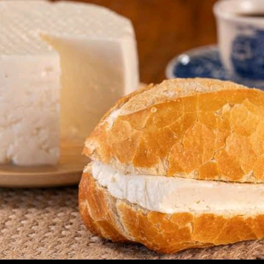 Pão Francês com queijo Minas