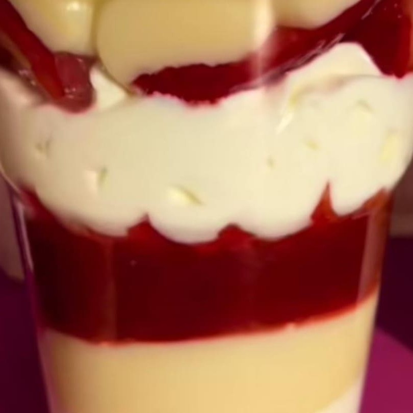 Chanily de Ninho com brigadeiro de Ninho morango, geleia de morango, Chanily e morango