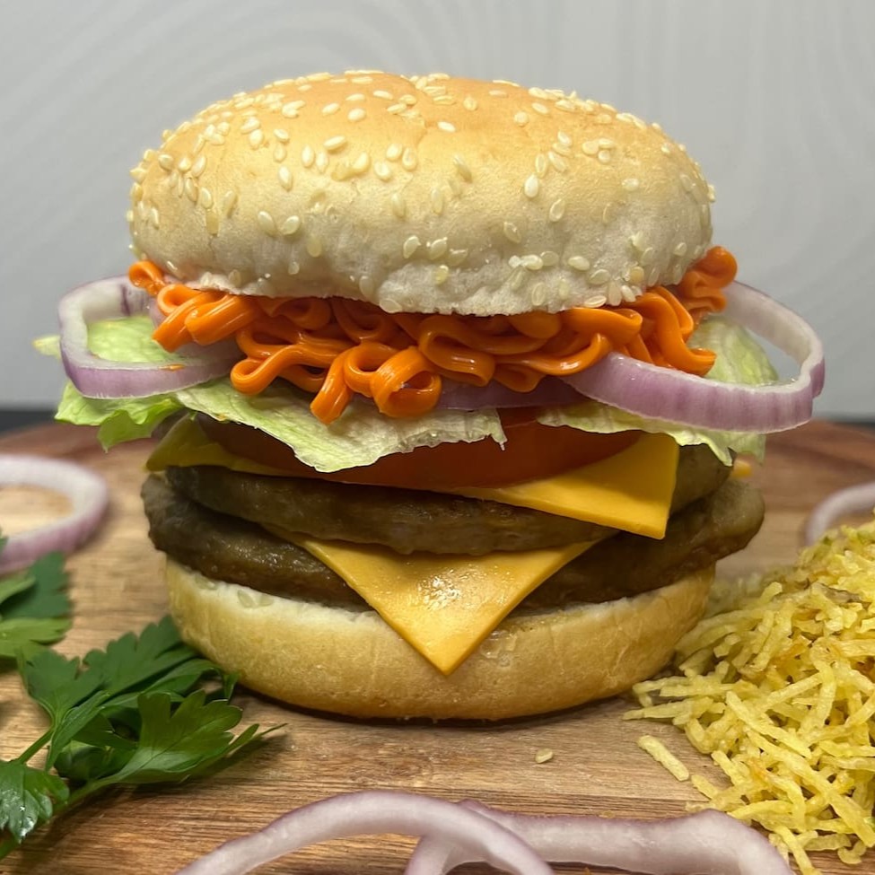 2 Duplo Burger Pão,2 carnes,queijo,alface americana,cebola roxa,molho especial da casa e batata palha.  1 Isopor Batata M Turbinada cheddar e bacon. 2 Guaravitas.