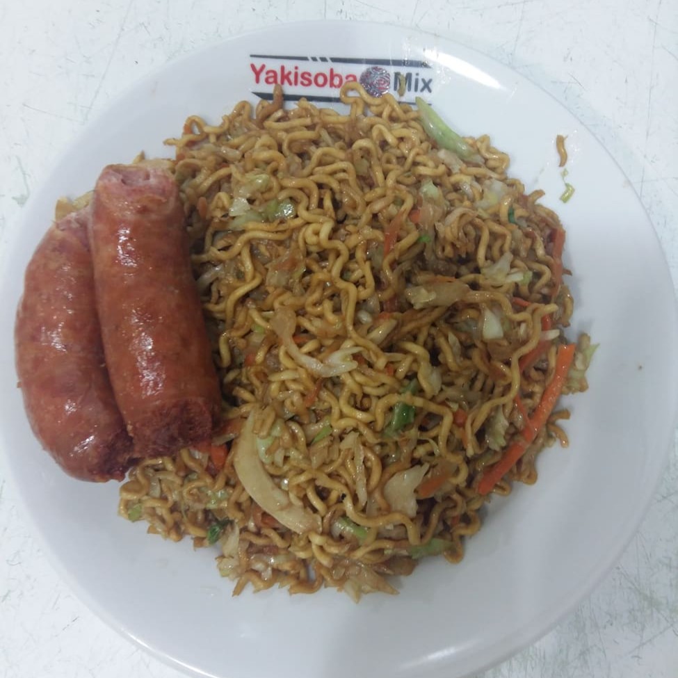 Repolho, cenoura, molho especial e linguiça