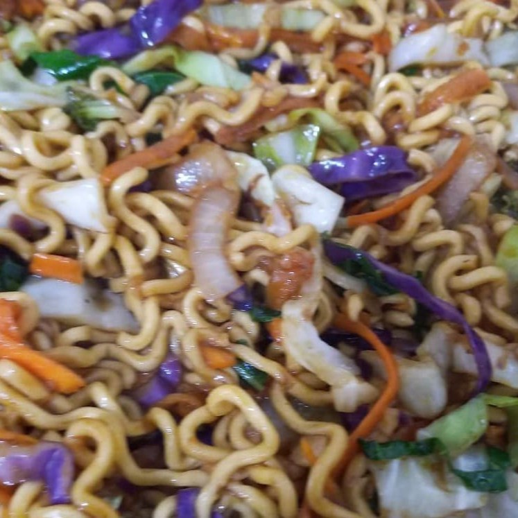 Temos Yakissoba de frango e linguiça à sua escolha. Os legumes são: repolho verde e roxo, brócolis, couve verde, cenoura e alho poró, (trabalhamos com cebola)