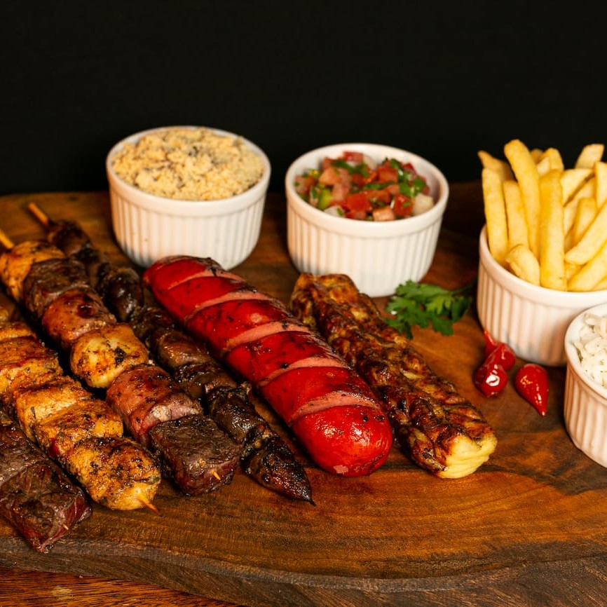 6 espetos a sua escolha, batata frita ( G ), arroz 450 gr, molho á campanha 450 gr e farofa 450gr.