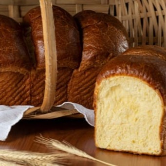 100% farinha branca, açúcar, leite, ovos, manteiga, fermento e sal.  Metade ou Inteiro.