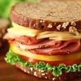 Pão(panco),frango,maionese,alface,tomate,cebola roxa,3 ovos codorna e batata palha. obs:os sanduiches sao montados na hora.