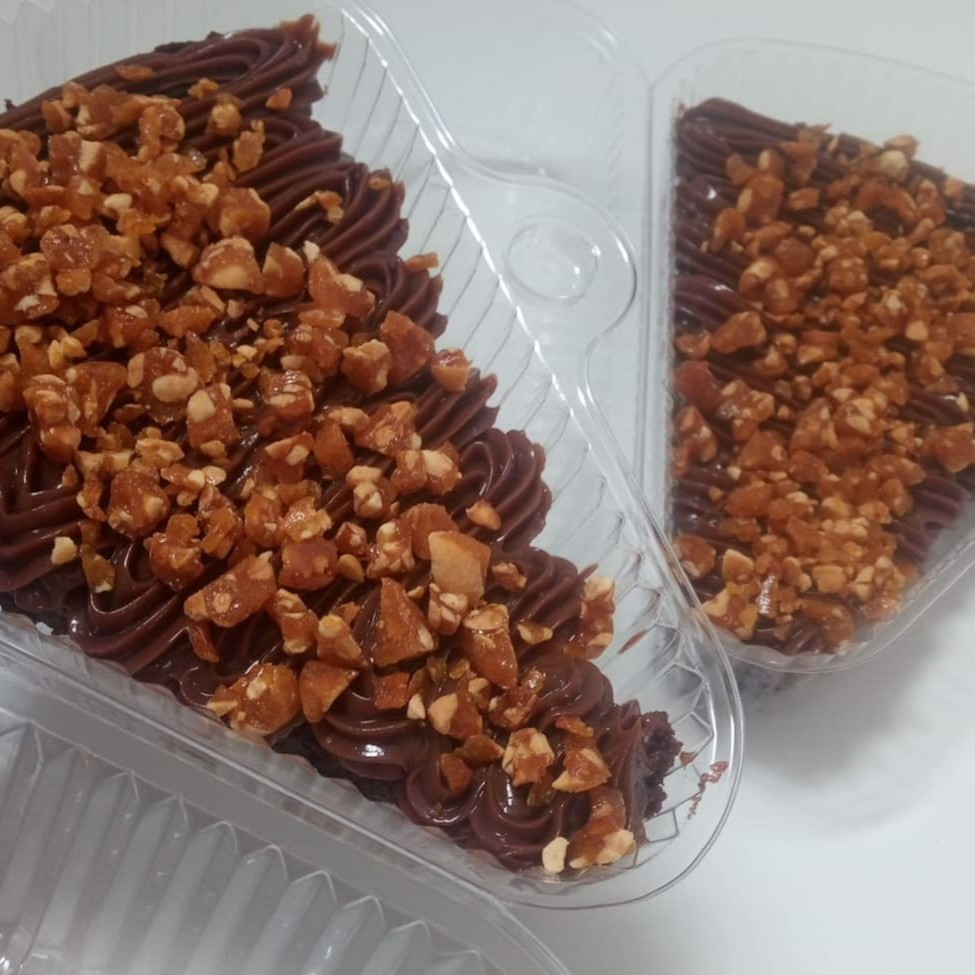 Brownie com recheio de chocolate e crocante de amendoim.