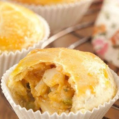 Descubra o sabor encantador de nossa Empada de Palmito. Cada unidade é uma experiência gastronômica única, recheada com palmito suculento e envolvida por uma massa leve e dourada. Perfeita para um lanche rápido ou para saciar aquela fominha no meio do Dia. Seja para um momento solo ou para compartilhar, essa delícia da categoria 'Salgados & Esfihas' é sempre uma escolha acertada. Experimente e se apaixone por essa maravilha salgada!