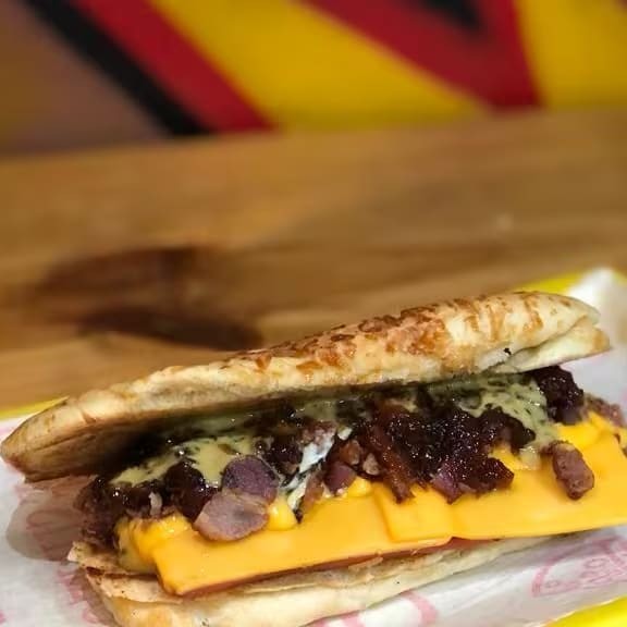 Nesse super hotdog, colocamos a saborosa salsicha da casa, cheddar gratinado, molho mostarda, mel e pra finalizar cebola caramelizada agridoce pra fechar com chave de ouro.