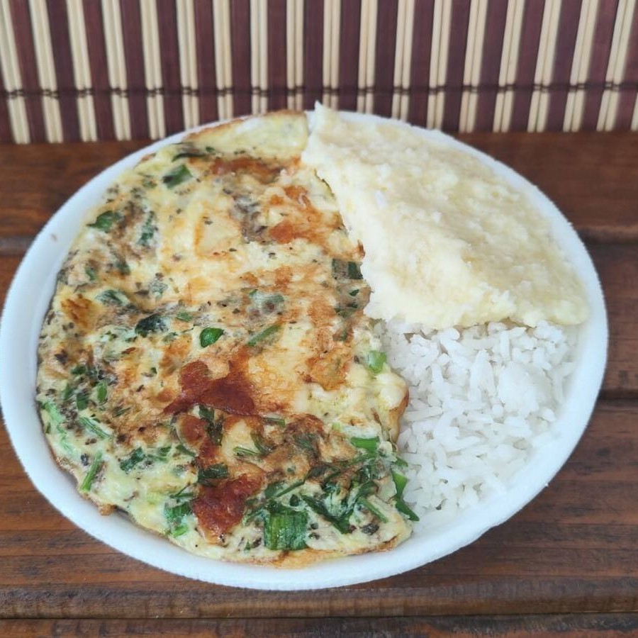 Cremosa, leve e cheia de sabor! Nossa omelete de queijo é preparada na medida certa, com aquele toque caseiro que conquista. Acompanha arroz branco soltinho, feijão preto temperadinho e o irresistível Purê Secreto da Casa — cremoso, aveludado e cheio de sabor! Refeição completa com aproximadamente 750g, perfeita para quem quer comer bem e se sentir em casa.